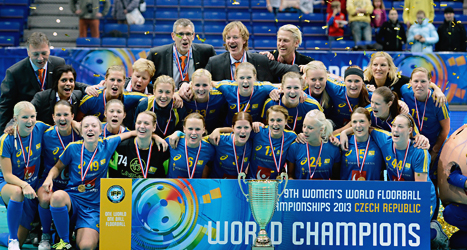 Sveriges damer firar VM-guldet i innebandy. Foto: Vilhelm Stokstad/TT